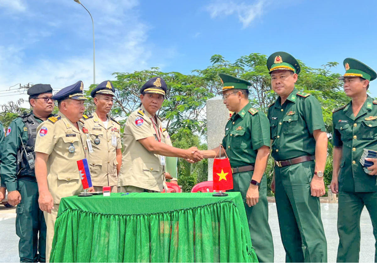 Đồn Công an cửa khẩu Prek Chak và Đồn Biên phòng cửa khẩu quốc tế Hà Tiên làm thủ tục bàn giao, tiếp nhận tiếp nhận công dân Việt Nam về từ Campuchia. Ảnh Nam Khôi. Ảnh Nam Khôi.