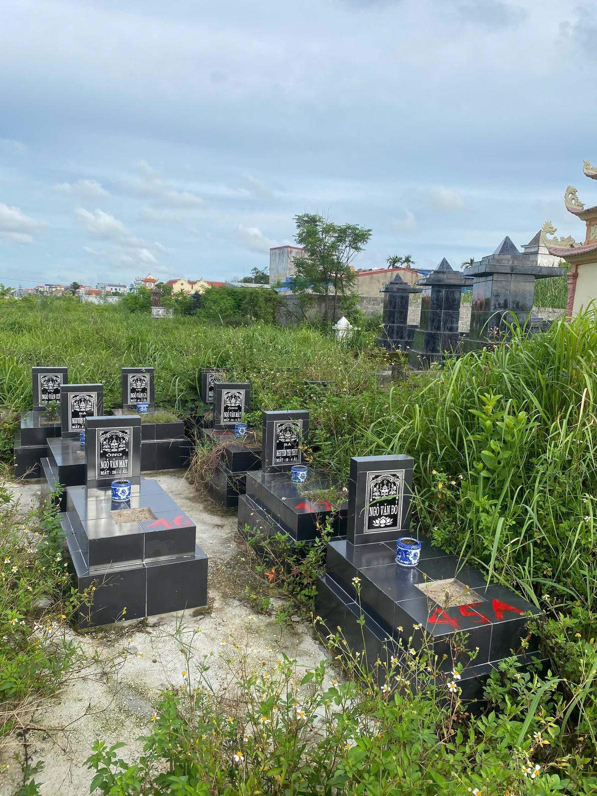 Các ngôi mộ không có cốt nằm trong phạm vi thi công dự án đường sắt Lào Cai – Hà Nội – Hải Phòng đoạn qua địa bàn xã An Khánh (TP Hải Phòng). Ảnh: CTV. 