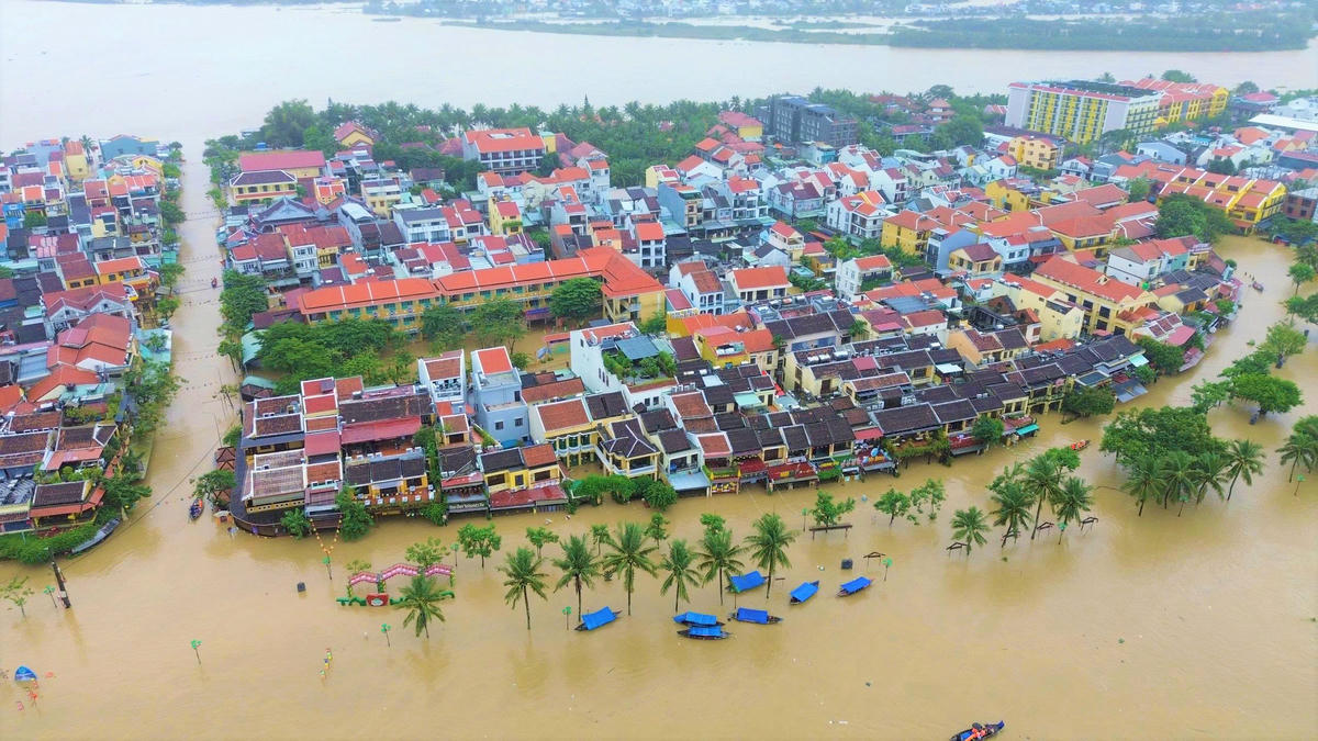 Phố cổ Hội An bị ngập nước sâu. Ảnh: T. Thành.