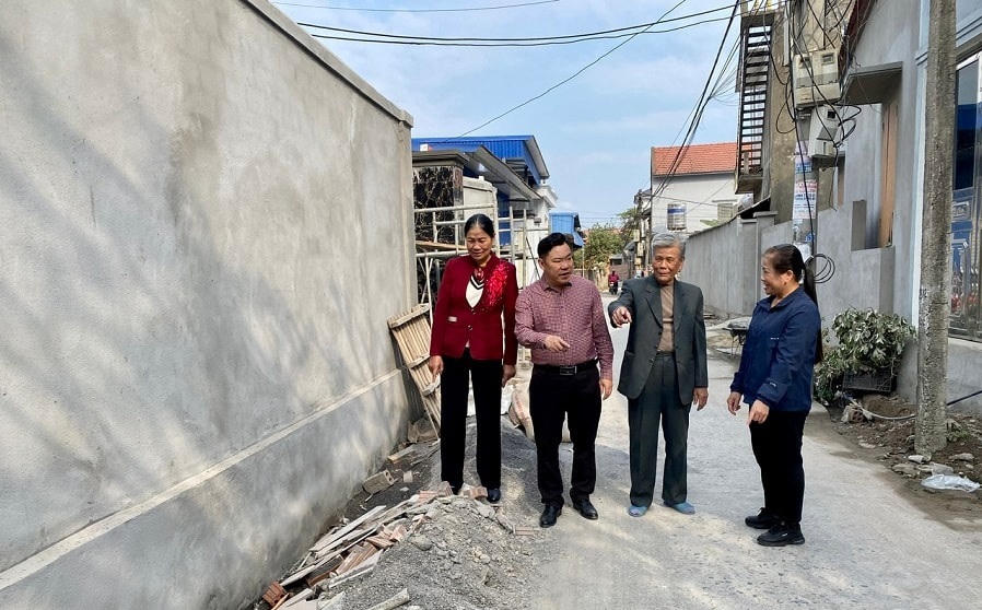 Lãnh đạo Đảng ủy xã Thủy Triều, nay là phường Thủy Hà (TP Hải Phòng) vận động người dân hiến đất mở đường nông thôn mới kiểu mẫu. Ảnh: Bùi Hương