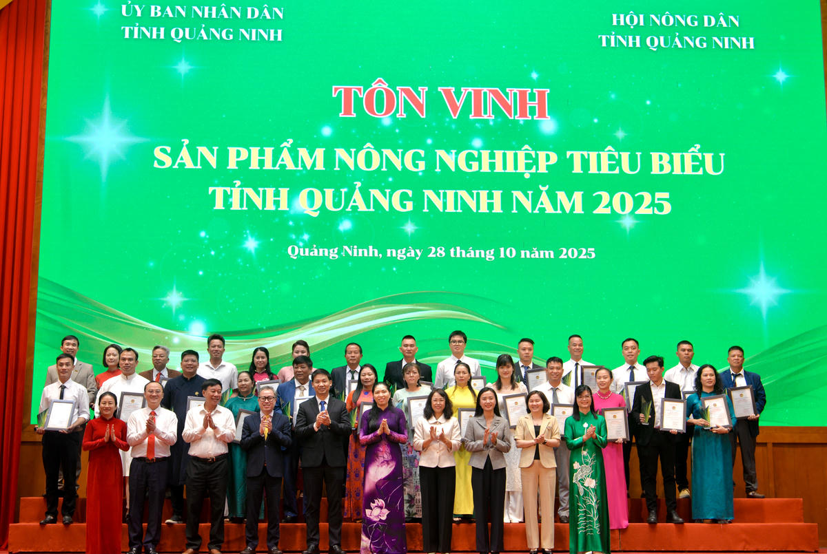 27 tập thể, cá nhân có sản phẩm nông nghiệp tiêu biểu được tôn vinh năm 2025. Ảnh: Ngọc Anh