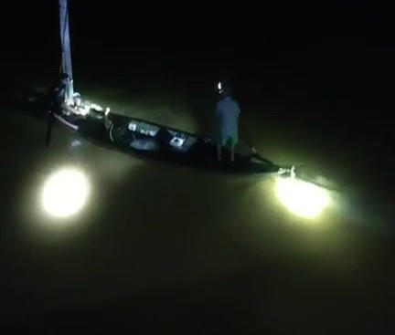 Ông Lương Hải ôm trụ điện giữa dòng nước lũ được cứu sống. Ảnh: ĐV.