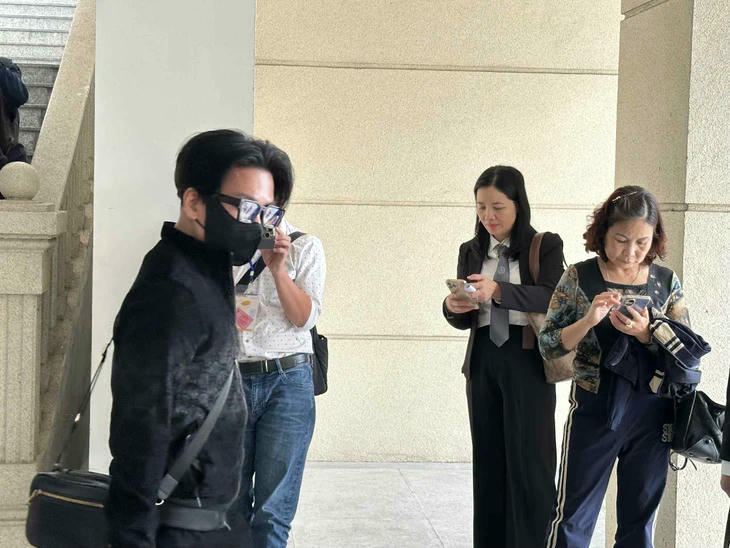 Ca sĩ Vũ Hà rời tòa sau phiên xét xử sáng nay - Ảnh: THÂN HOÀNG.