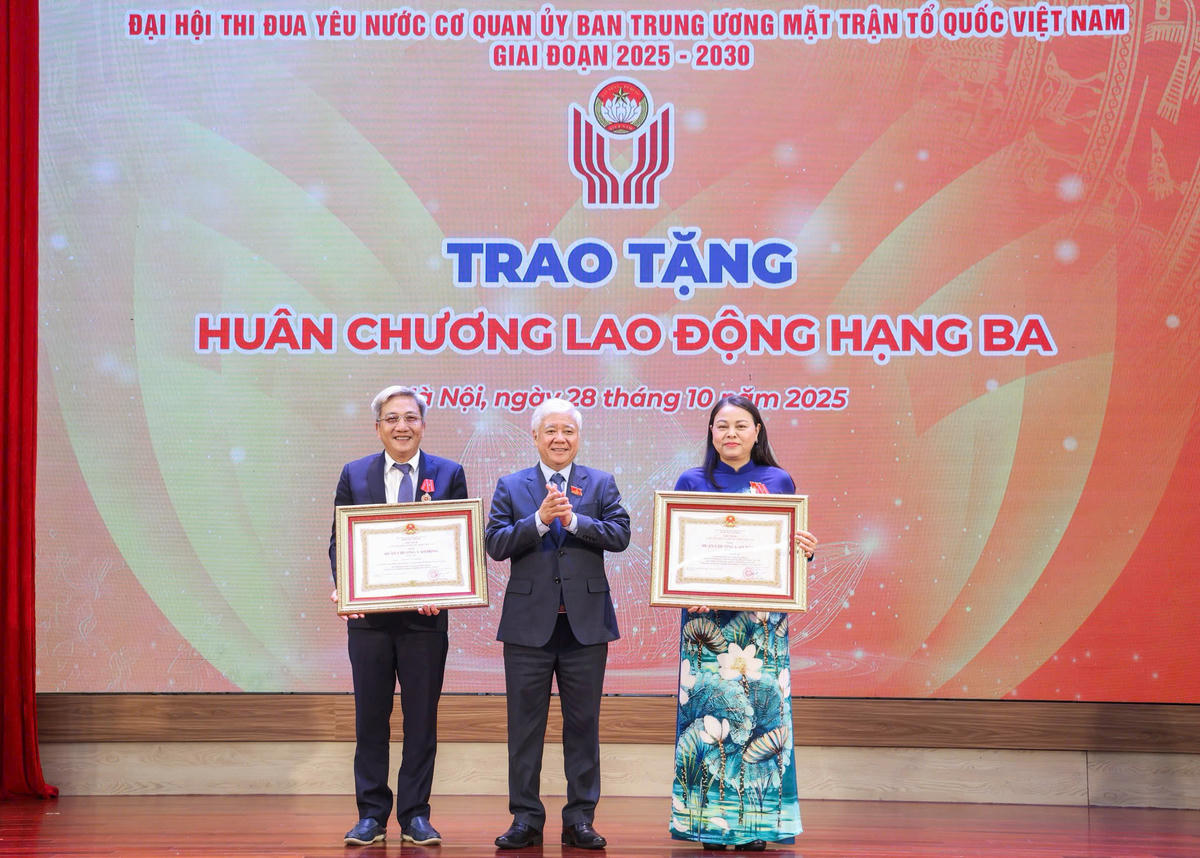 Chủ tịch Đỗ Văn Chiến trao tặng Huân chương Lao động hạng Ba cho bà Nguyễn Thị Thu Hà, Ủy viên Trung ương Đảng, Phó Chủ tịch - Tổng Thư ký UBTƯ MTTQ Việt Nam; ông Nguyễn Văn Thịnh, nguyên Phó Bí thư Thường trực Đảng ủy Cơ quan.  Ảnh: Quang Vinh.