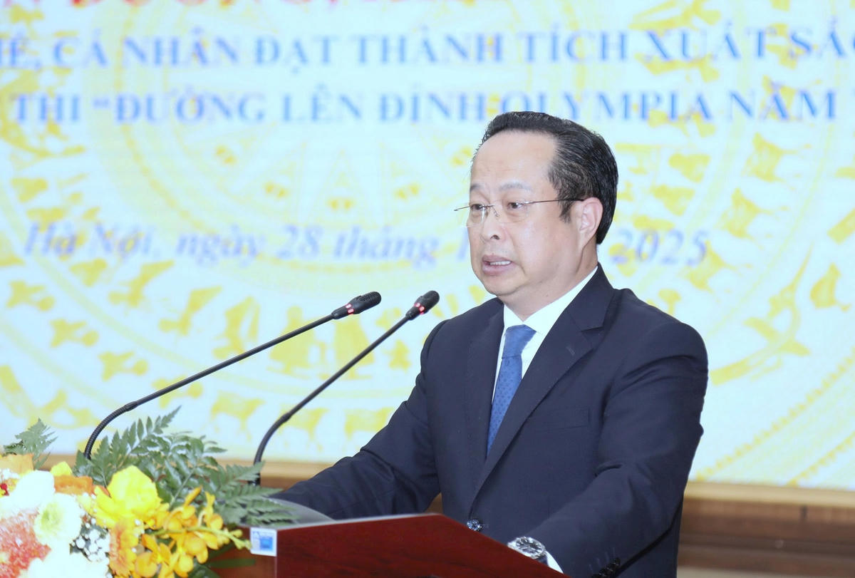 Giám đốc Sở GDĐT Hà Nội Trần Thế Cương phát biểu tại hội nghị.