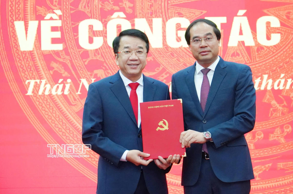 Bí thư Tỉnh ủy Trịnh Xuân Trường trao quyết định của Ban Bí thư cho ông Nguyễn Thanh Bình. Ảnh: Trung tâm Thông tin TN.