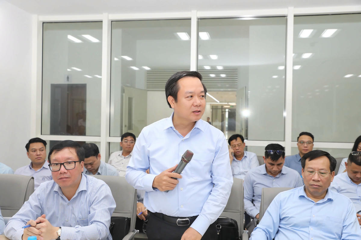 Ông Phạm Quang Ngọc - Chủ tịch UBND tỉnh Ninh Bình thông tin về tiến độ xây dựng nhà ở xã hội cho cán bộ, nhân viên y tế. Ảnh: Đại Nghĩa.