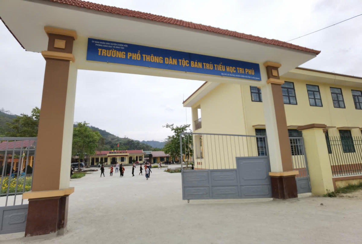 Tại Tuyên Quang, để duy trì bền vững và từng bước nâng cao chất lượng công tác phổ cập giáo dục, xóa mù chữ trên địa bàn, UBND tỉnh đã đề ra nhiều giải pháp đồng bộ, cụ thể và thiết thực, hướng tới mục tiêu xây dựng một xã hội học tập toàn diện. Ảnh chụp tại Trường Phổ thông dân tộc bán trú Tiểu học Tri Phú (Tuyên Quang). Ảnh: Thanh Tùng