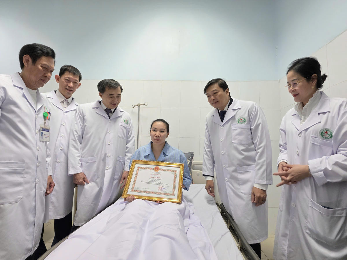 Ngay sau buổi lễ, đoàn công tác của Bộ Y tế và lãnh đạo tỉnh Nghệ An đã đến Bệnh viện Hữu nghị Đa khoa Nghệ An thăm hỏi, trao bằng khen và động viên 3 điều dưỡng đang điều trị tại đây. Ảnh: TC