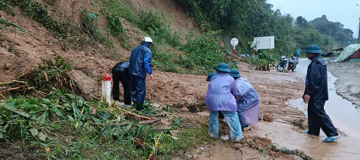 Lực lượng chức xã Đăk Plô khắc phục tạm điểm sạt lở. Ảnh: CV.