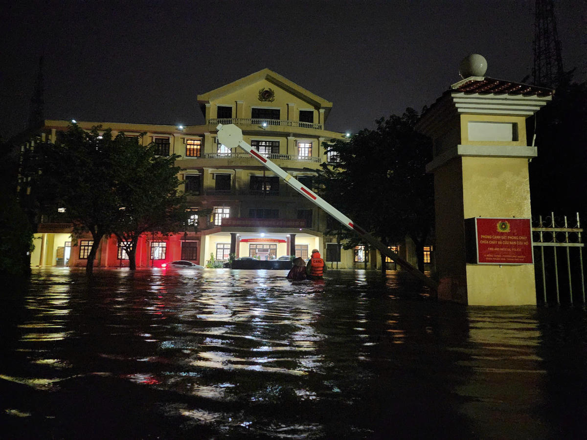Lực lượng chức năng thành phố Huế xuyên đêm hỗ trợ người dân vùng thấp trũng đến nơi an toàn. Ảnh: CACC