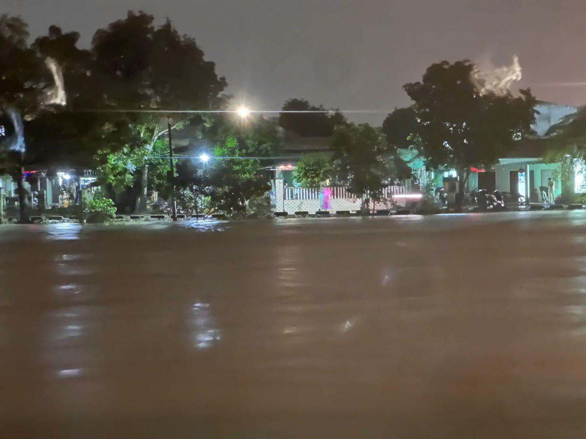 Nhiều khu dân cư ven sông ngập sâu. Ảnh: Quốc Lành