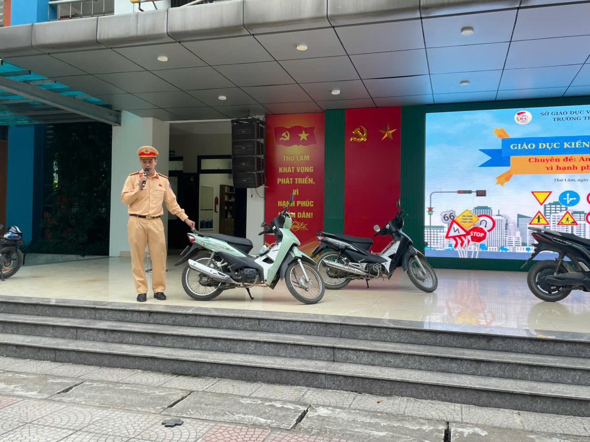 Cảnh sát giao thông hướng dẫn thực tế kỹ năng điều khiển phương tiện tại Trường THPT Đông Anh (Hà Nội).