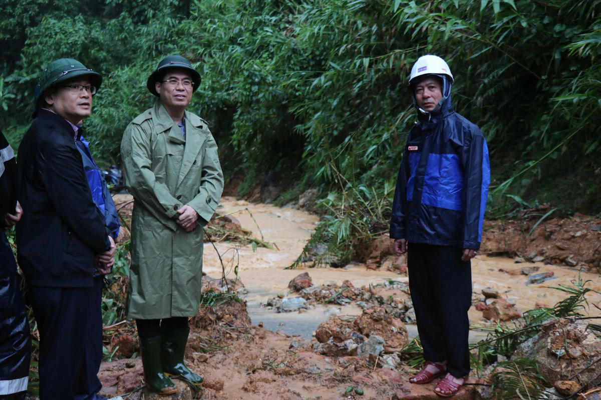 Chủ tịch UBND tỉnh Quảng Ngãi Nguyễn Hoàng Giang (ở giữa) kiểm tra tuyến đường quốc lộ 24C bị sạt lở. Ảnh: CV.