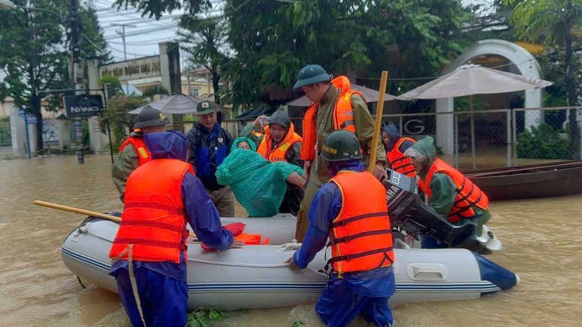 Thời điểm trên, nhiều tuyến đường trên địa bàn đang bị ngập nước, việc đi lại hết sức khó khăn. Lực lượng Công an xã đã phối hợp với nhóm thiện nguyện “Duy Xuyên và những người bạn” tổ chức đưa bệnh nhân vượt qua đoạn ngập sâu trên tuyến đường Quảng Quế - Ái Nghĩa đến Bệnh viện Đa khoa khu vực miền núi phía Bắc Quảng Nam cấp cứu kịp thời. Clip: Công an xã.