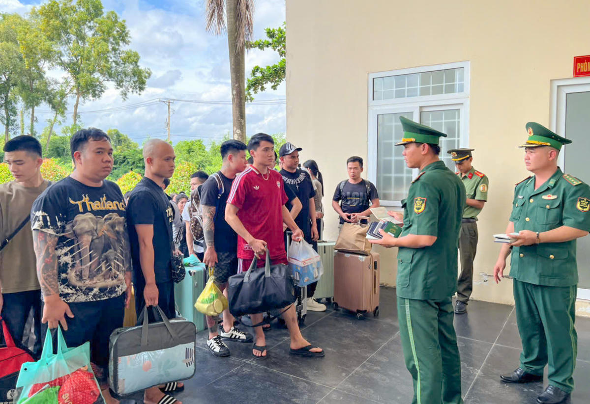 Lực lượng chức năng làm việc với các công dân về từ Campuchia. Ảnh Nam Khôi.