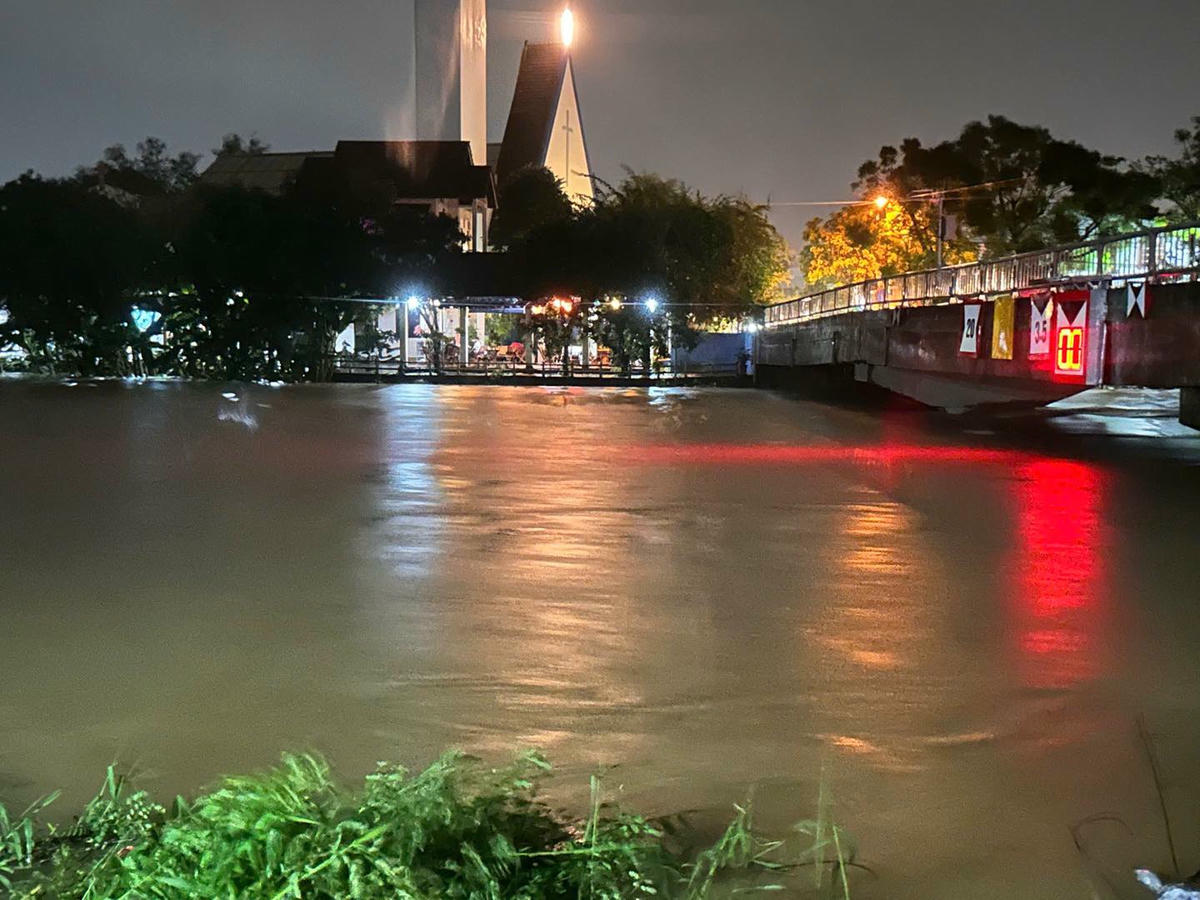 Đà Nẵng: Lũ lên nhanh trong đêm, nhiều nơi ngập nặng Đà Nẵng: Lũ lên nhanh trong đêm, nhiều nơi ngập nặng