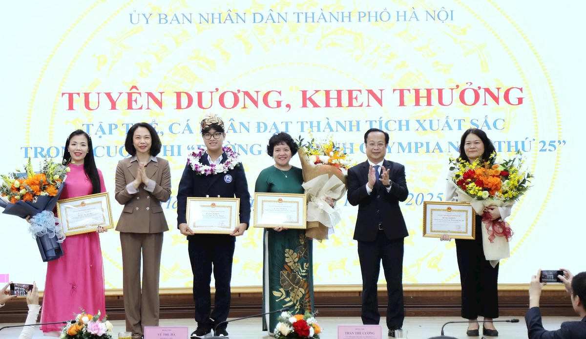 Giám đốc Sở GDĐT Hà Nội Trần Thế Cương và Phó Chủ tịch UBND thành phố Hà Nội Vũ Thu Hà trao Bằng khen tới 4 tập thể, cá nhân. 