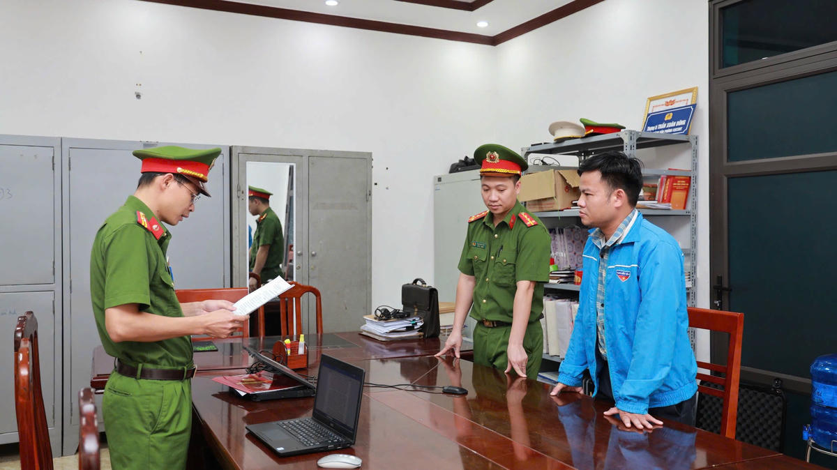 Lực lượng chức năng đọc lệnh khởi tố Trần Đình Duy. Ảnh: Trần Thanh.