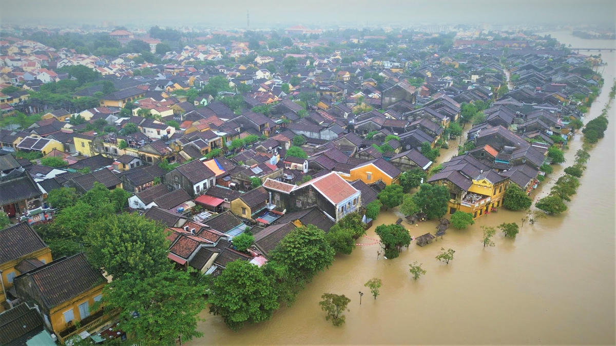 Nhiều ngôi nhà ở phố cổ Hội An bị ngập nước sâu. Ảnh: T.Thành.