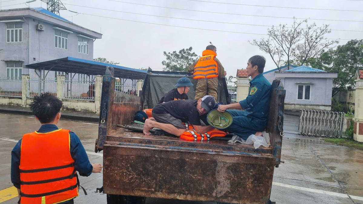 Lực lượng chức năng đưa các nạn nhân đi cấp cứu. Ảnh: CV.