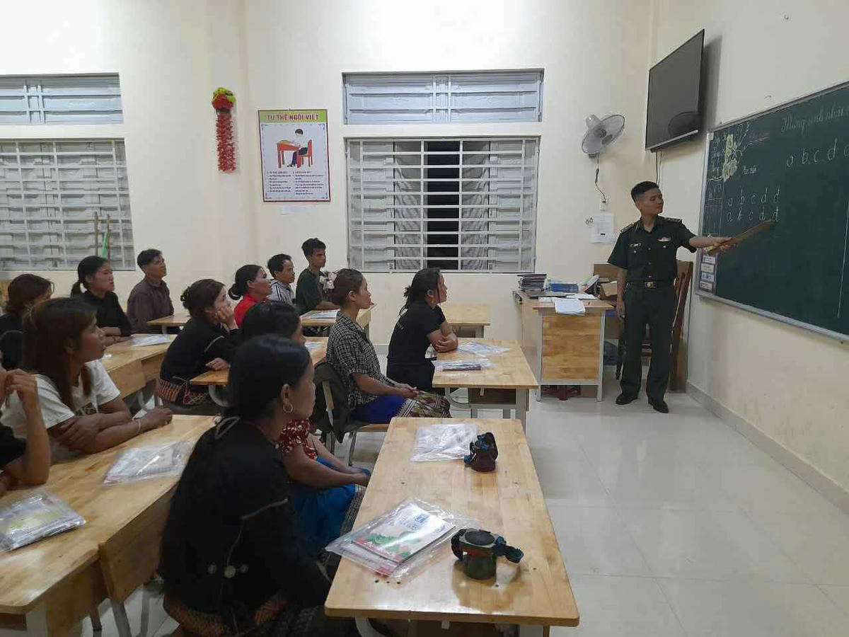 Địa bàn hai xã miền núi A Dơi và xã Ba Tầng, Đồn Biên phòng Ba Tầng (Quảng Trị) phụ trách quản lý, có hơn 90% là đồng bào dân tộc thiểu số, trình độ dân trí còn thấp, đời sống còn gặp nhiều khó khăn; cơ sở vật chất hạ tầng còn nhiều thiếu thốn. Ảnh: NVCC