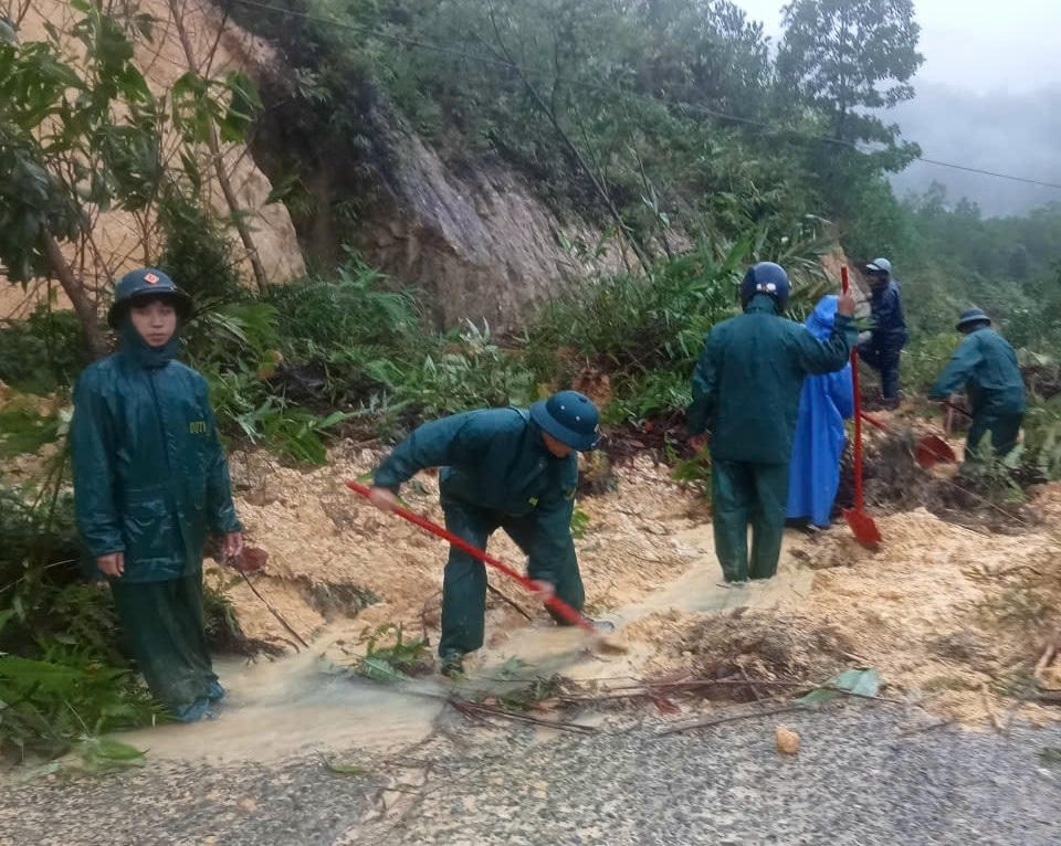 Lực lượng chức năng xã Đông Giang khắc phục tạm thời các vị trí sạt lở. Ảnh: Đ.G