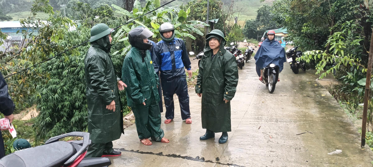 Lãnh đạo xã Ngọc Linh kiểm tra khu vực xảy ra lũ quét. Ảnh: CV.