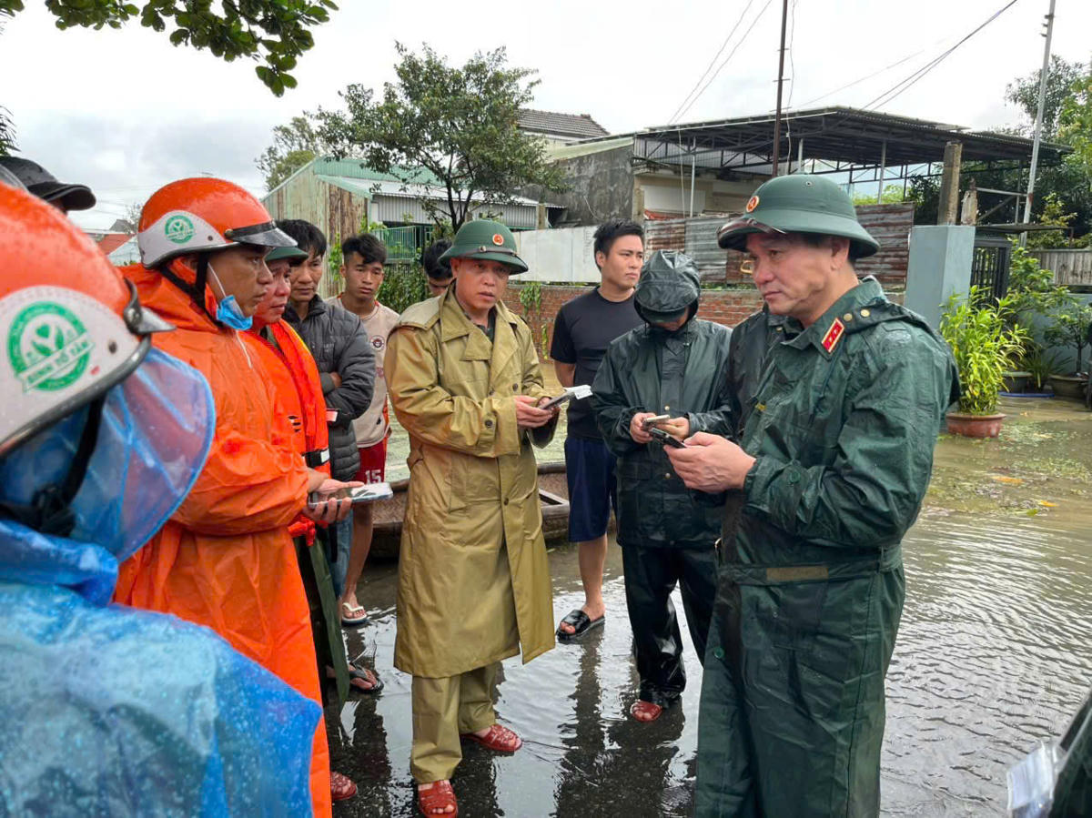 Trung tướng Lê Ngọc HảI, (bên phải ngoài cùng) Tư lệnh Quân khu 5 kiểm tra, nắm tình hình mưa lũ trên địa bàn TP Đà Nẵng. Ảnh: CV.