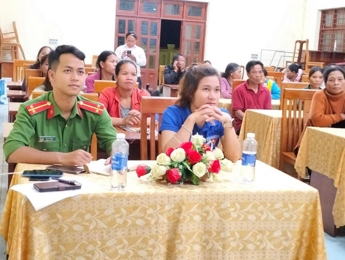 Nhờ sự kiên trì vận động động của thầy cô và bộ đội biên phòng, chính quyền địa phương, con chữ đang làm thay đổi cuộc sống ở vùng biên Đà Nẵng. Ảnh chụp lễ khai giảng một lớp xóa mù chữ ở xã Chơ Chun (Quảng Nam cũ). Ảnh: CTV