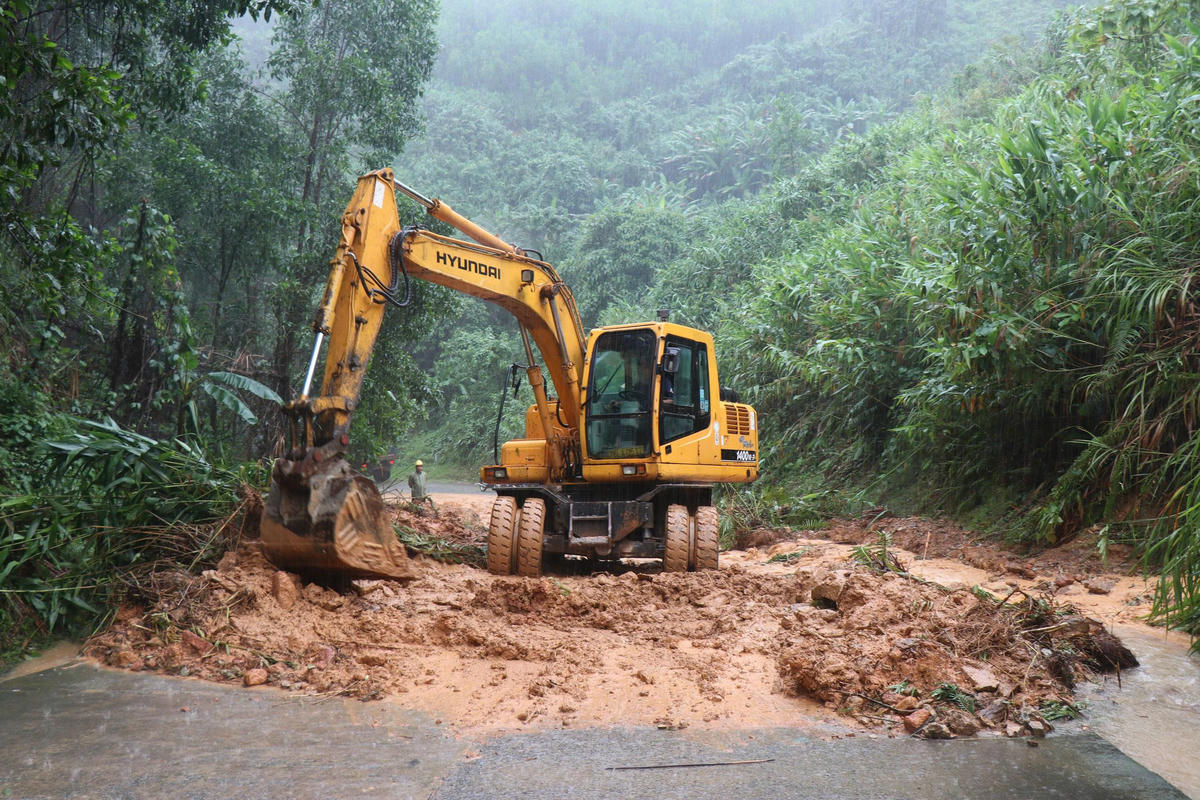 Phương tiện đang khắc phục điểm sạt lở trên tuyến đường quốc lộ 24C. Ảnh: CV.