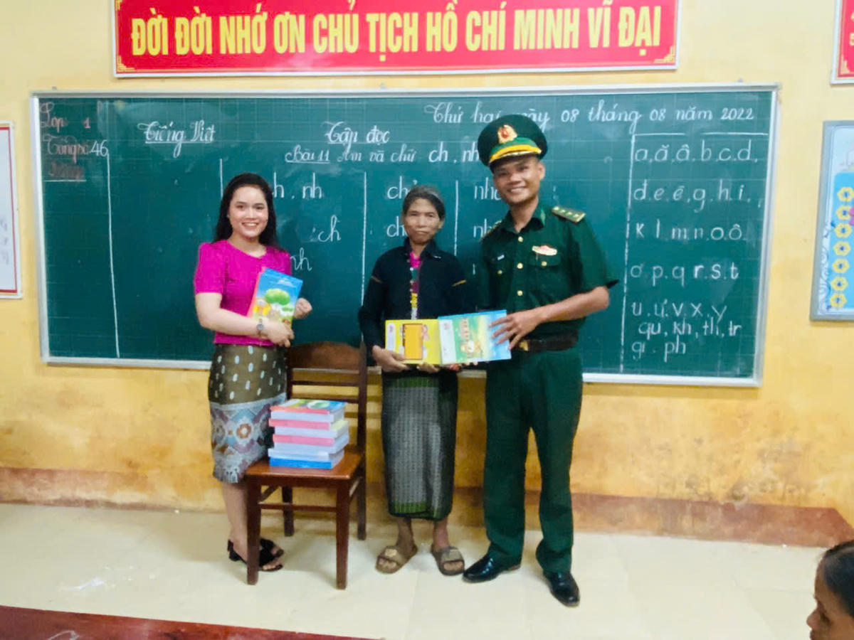 Lớp học xoá mù chữ do Đại úy Hồ Văn Hữu cùng với nhân viên Đội Vận động quần chúng và một số cán bộ Hội Liên hiệp Phụ nữ xã A Dơi trực tiếp đứng lớp, giảng dạy. Lớp học đã góp phần nâng cao trình độ, nhận thức của đồng bào dân tộc thiểu số. Ảnh: NVCC