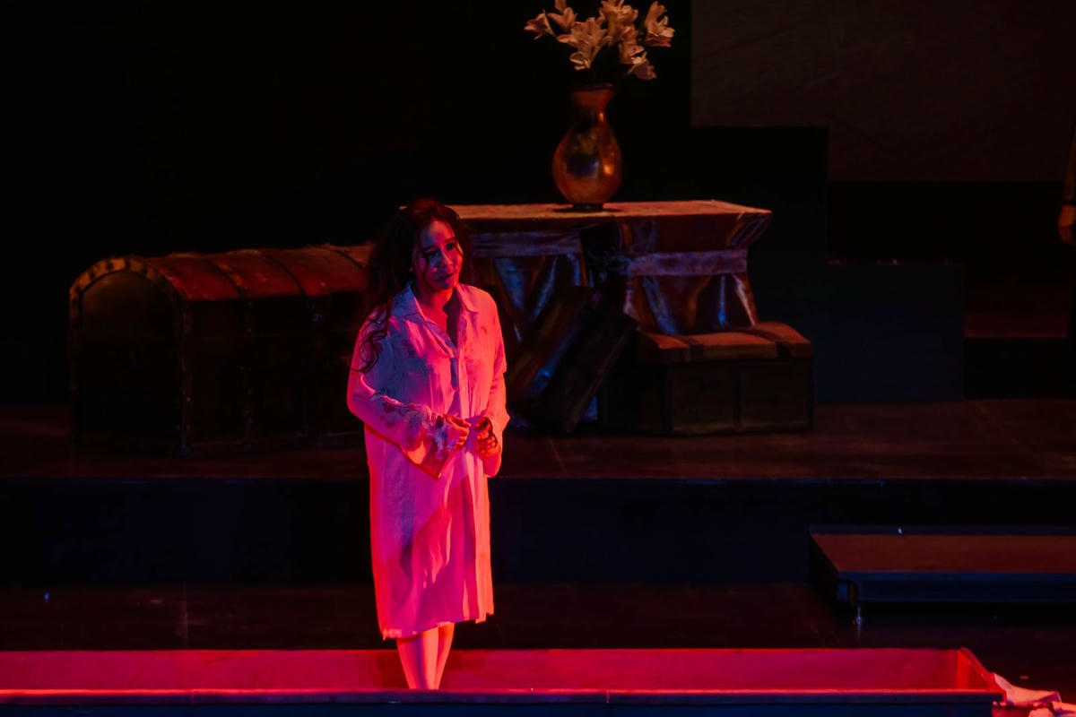 Khung cảnh màn ba thu lại trong bóng tối. Tiếng violin dẫn vào bản Addio del passato (Tạm biệt giấc mơ đẹp đẽ) - một aria buồn bã khi Violetta phải đối mặt với cái chết trong cô độc.