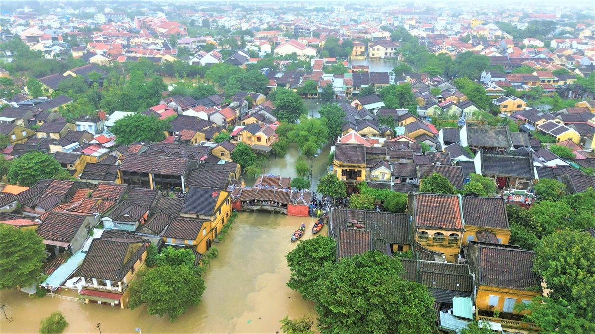 Một góc khu chùa Cầu Hội An ngập nước sâu. Ảnh: T. Thành.