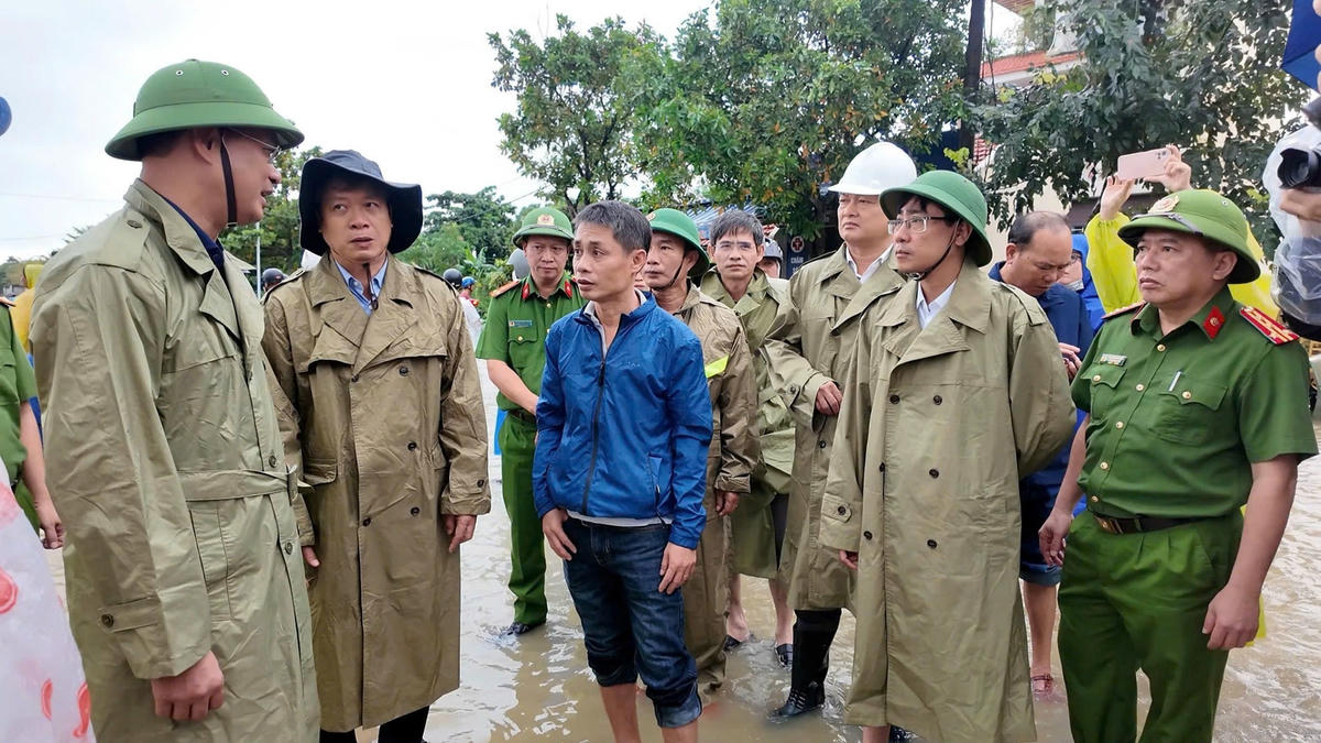 Bí thư Thành ủy Lê Ngọc Quang (bên trái) ghi nhận tinh thần chủ động, trách nhiệm của lực lượng công an, quân đội, dân quân và các tổ chức đoàn thể trong việc bám sát địa bàn, “4 tại chỗ”, kịp thời hỗ trợ người dân vượt qua khó khăn. Ảnh: Nguyễn Tú.