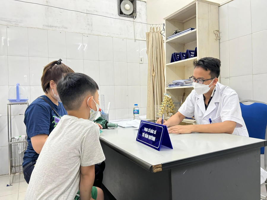 Bác sĩ tư vấn cho trẻ đến khám do cong vẹo cột sống. 	Ảnh: BV Hữu nghị Việt Đức
