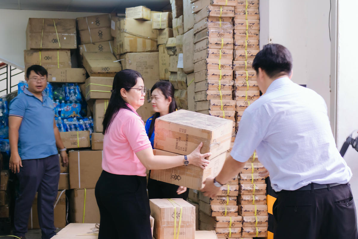 Hàng cứu trợ được đưa ra từ kho hàng cơ quan Mặt trận TP Hồ Chí Minh để vận chuyển ra ga Sóng Thần. Ảnh: A.H.