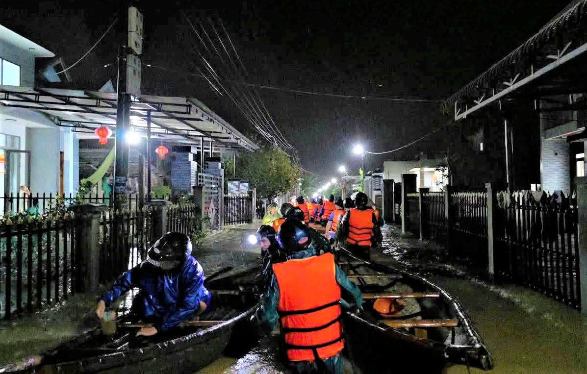 Một số khu dân cư ở xã Xuân Phú bị ngập nước sâu. Ảnh: C.Đại.