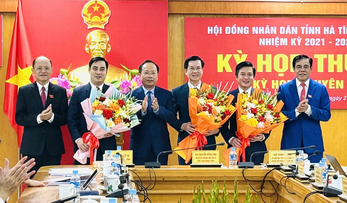 Lãnh đạo Tỉnh ủy Hà Tĩnh tặng hoa chúc mừng các Ủy viên UBND tỉnh. Ảnh: TU. 