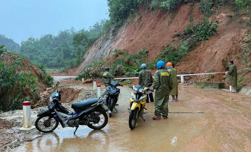 Công an xã A Vương giăng dây không cho phương tiện lưu thông qua đoạn đường sạt lở. Ảnh: CV.