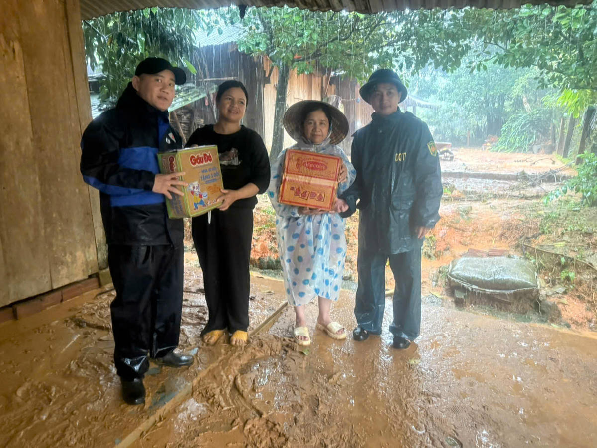 Lãnh đạo xã Trà Tân tặng quà cho bà con có nhà bị nước lũ cuốn trôi. Ảnh: CV.