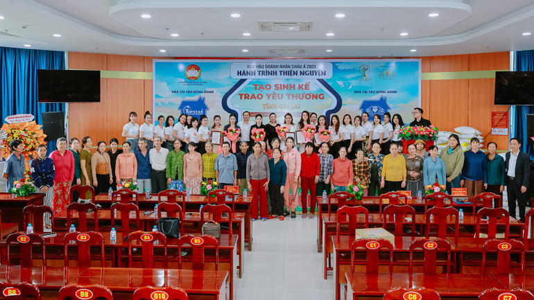 Lãnh đạo địa phương trao bằng ghi nhận tấm lòng vàng cho Ban tổ chức.&nbsp;