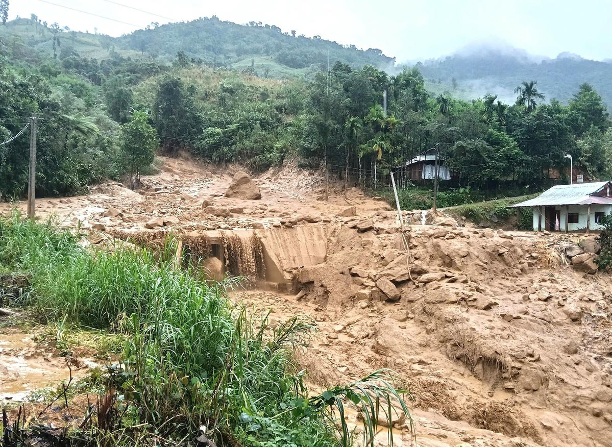 Khối lượng bùn đất, đá từ con suối cạnh UBND xã Trà Vân đổ xuống đe dọa an toàn đến trụ sở. Ảnh: CV.