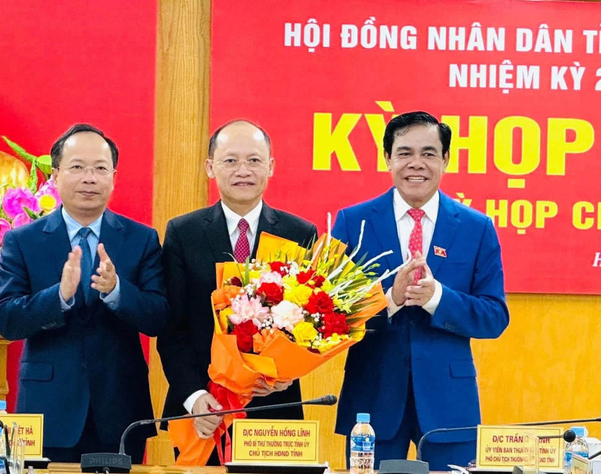 Lãnh đạo Tỉnh ủy Hà Tĩnh tặng hoa chúc mừng tân Chủ tịch HĐND tỉnh Hà Tĩnh Nguyễn Hồng Lĩnh. Ảnh: TU.