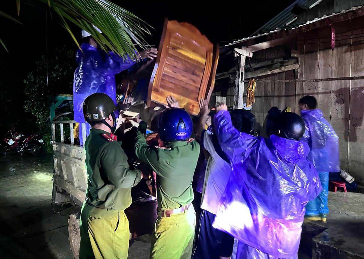 Lực lượng Công an Đà Nẵng sơ tán đồ đạc giúp cho người dân. Ảnh: CV.