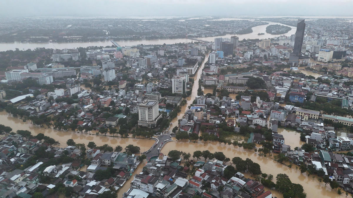 Mưa lũ khiến nhiều địa phương ở thành phố Huế bị ngập sâu. Ảnh: N.L.