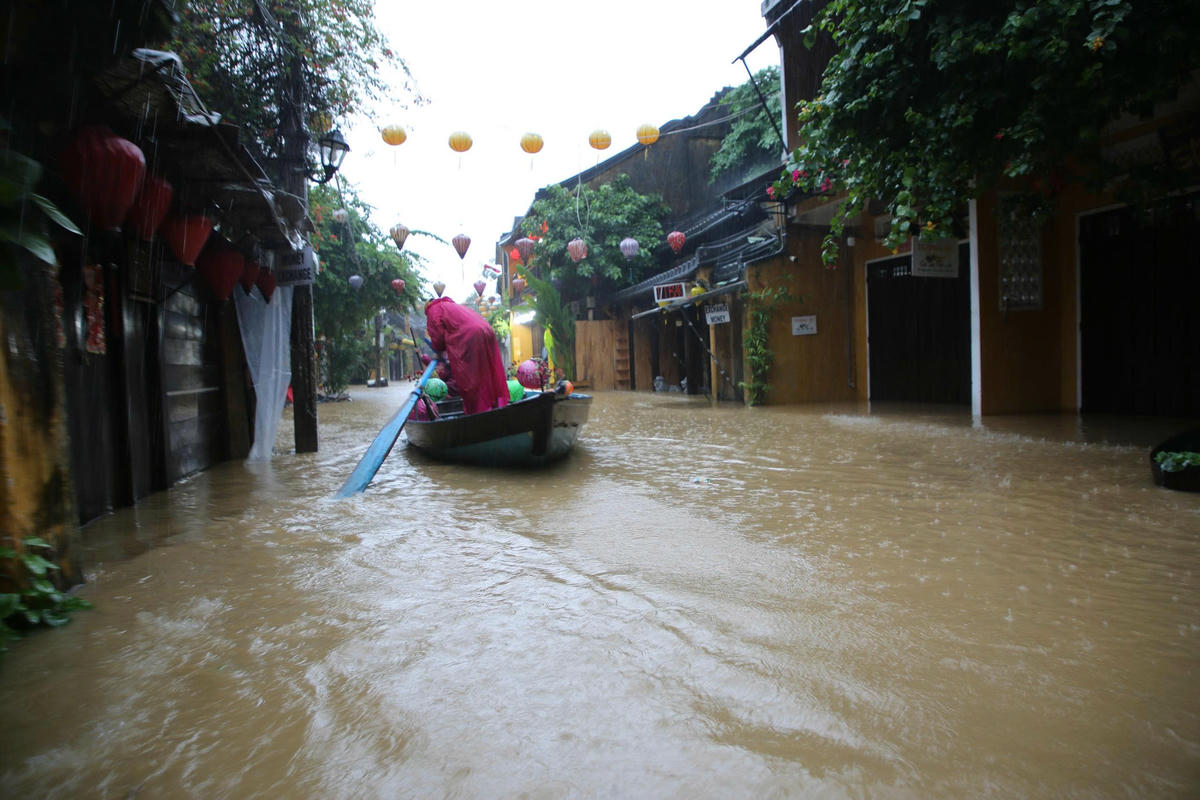 Tuyến đường Trần Phú, phường Hội An bị ngập nước sâu. Ảnh. CĐ.