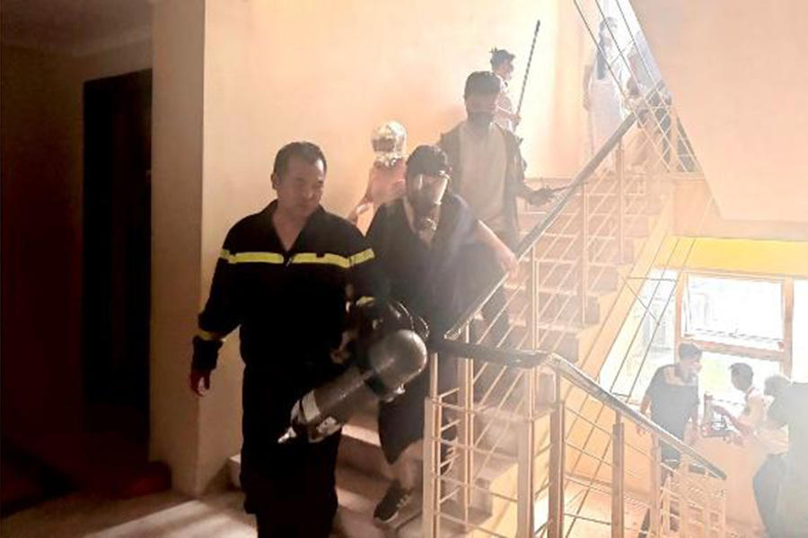 Cảnh sát phòng cháy chữa cháy và cứu nạn cứu hộ hướng dẫn người dân thoát nạn an toàn trong vụ cháy tại Khu đô thị Nam Thăng Long (Ciputra) Hà Nội ngày 25/7/2025. Ảnh: Công an Hà Nội.