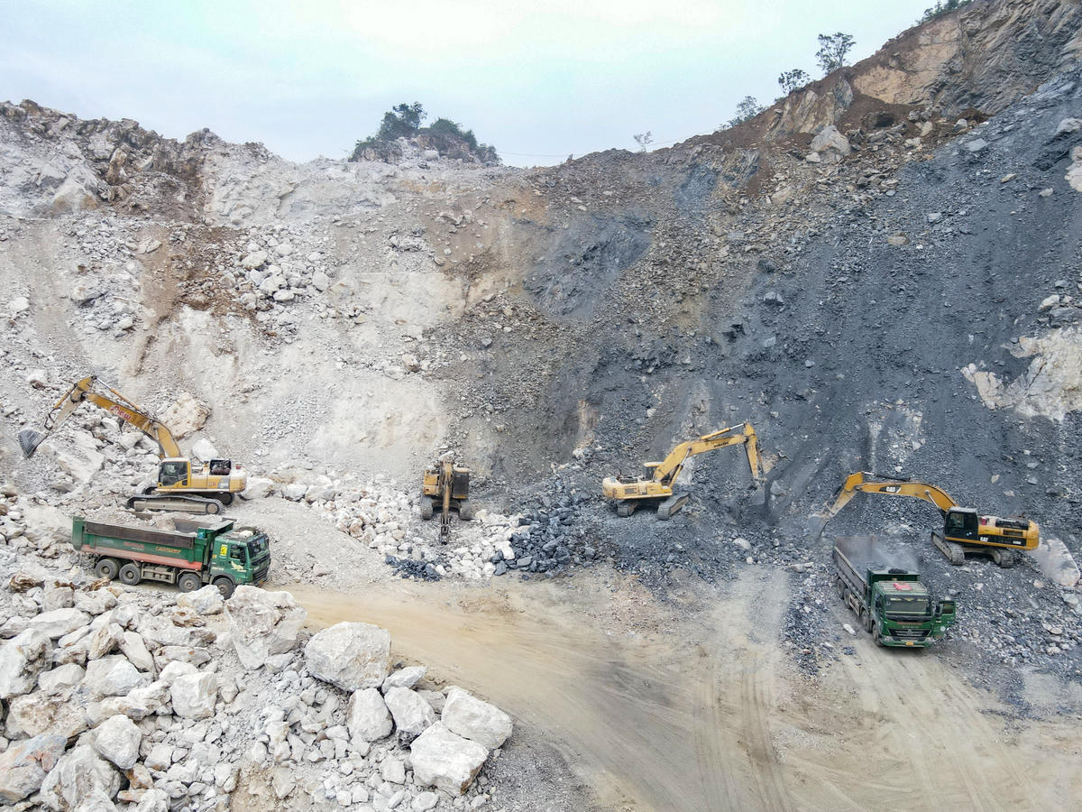 Khu vực mỏ ngoài phạm vi tài nguyên 2-333, tiếp tục được doanh nghiệp khai thác. Ảnh: Đình Minh