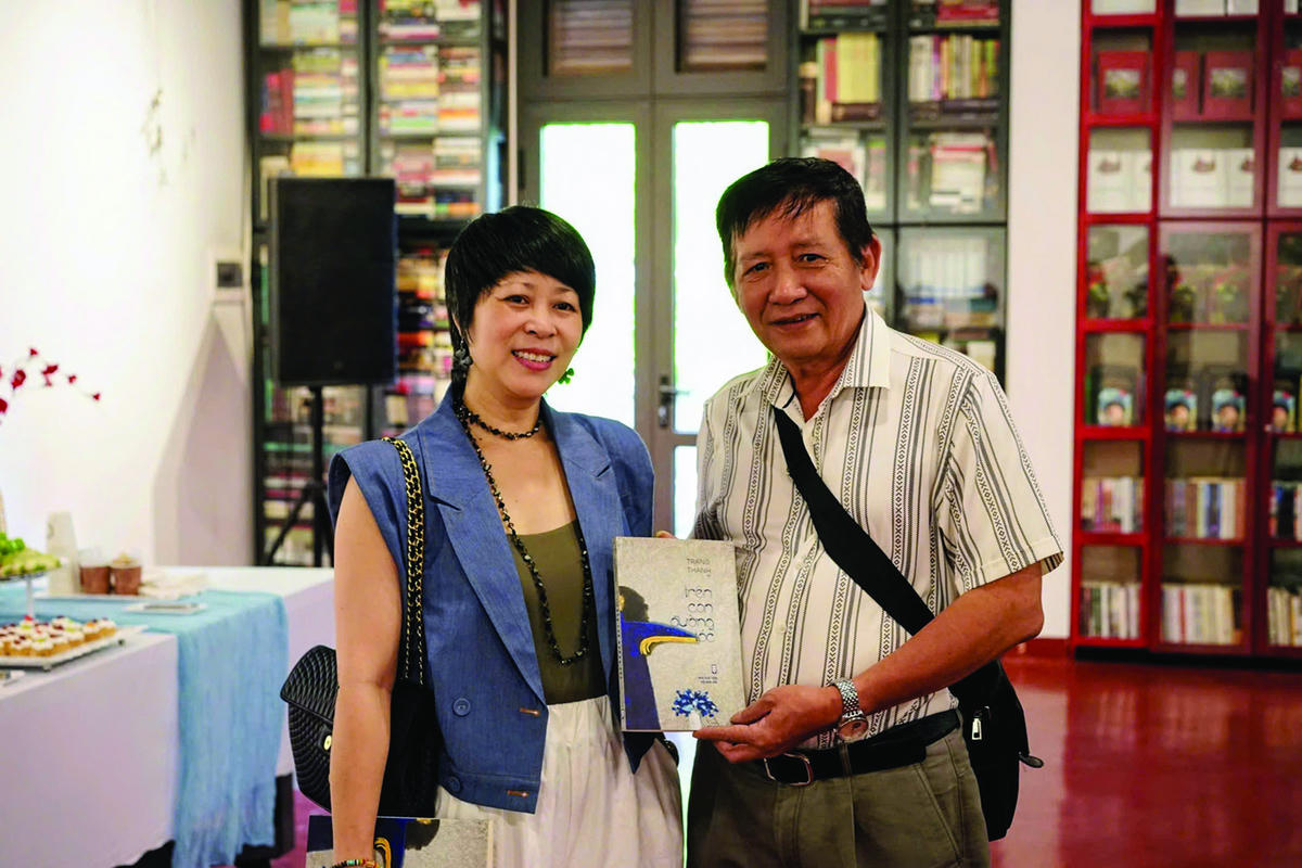 Nhà thơ Trang Thanh tặng nhà thơ Ngô Đức Hành (tác giả bài báo) tập thơ.